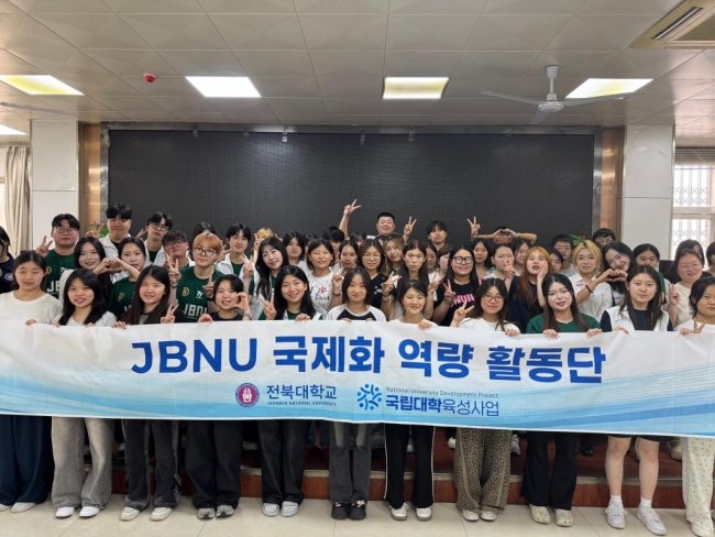 中韩学生在教工餐厅合影