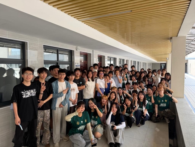 韩国学生与全北学院学生合影