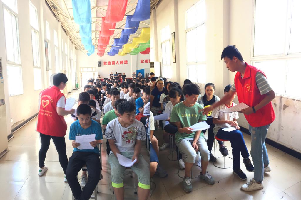 我院志愿者为在场学生发放学习资料