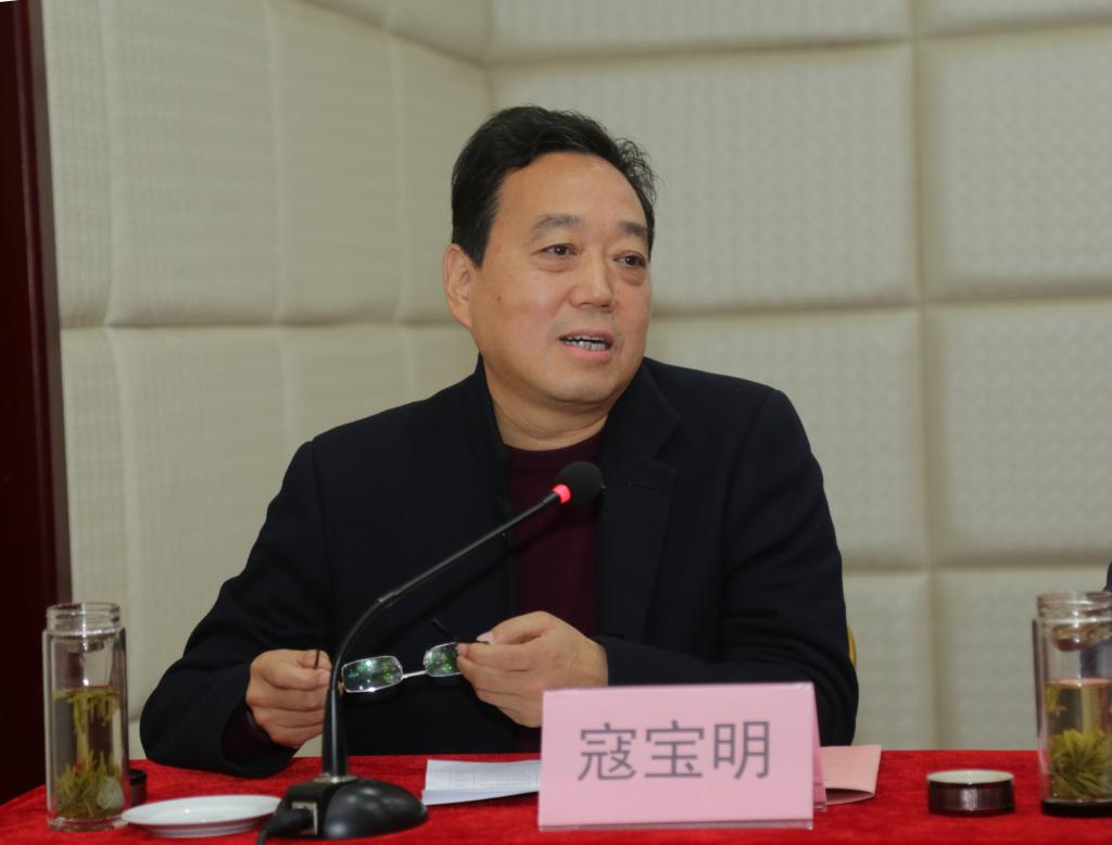 中国职业技术教育学会副会长、西安职业技术学院副院长寇宝明教授宣读论文评审决定