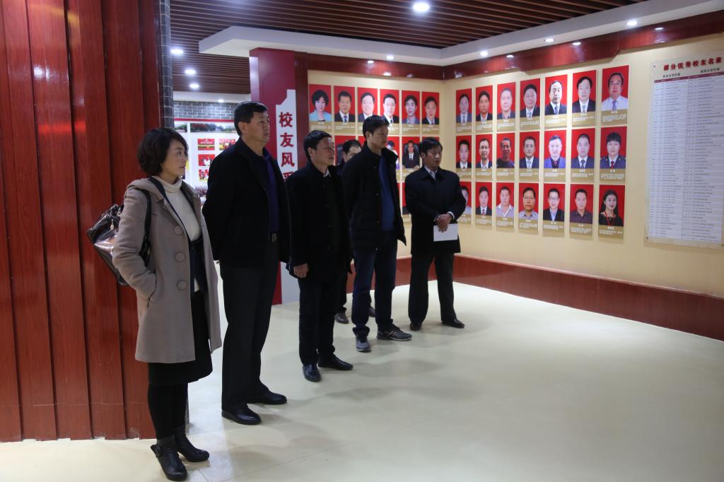 党委书记张志华(左二)陪同柞水县副县长刘作荣(左一)一行参观学院校史荣誉室