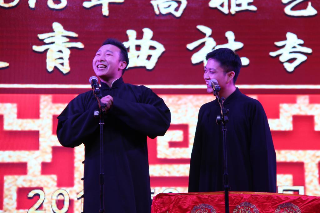 纪鸣亮、刘宣均表演节目《结巴论》