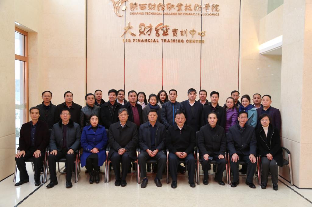 学院领导与签约单位代表合影留念