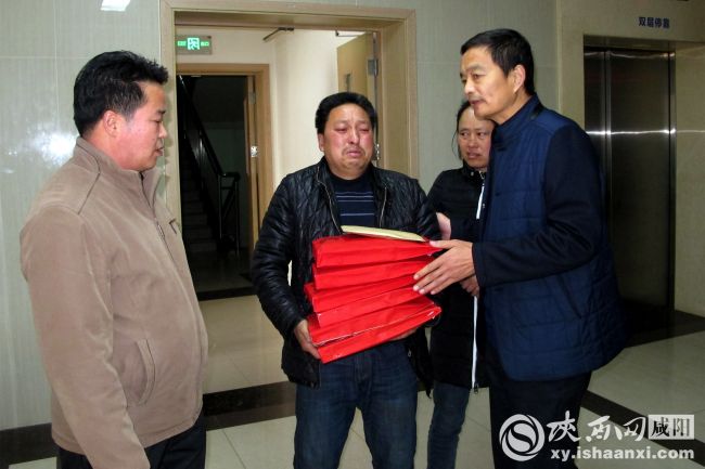 3.手捧善款张父泣不成声