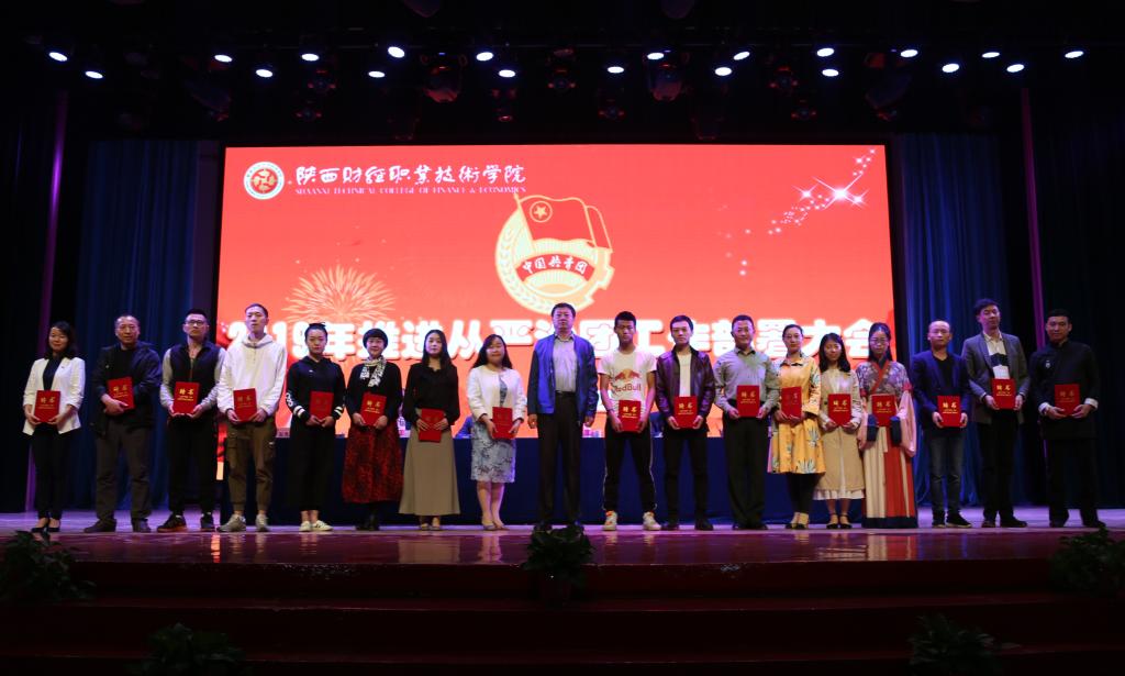 党委书记张志华为社团指导老师代表颁发了聘书