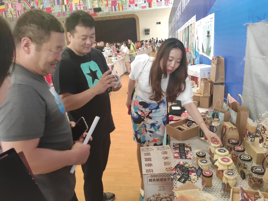 马房子村支书张永有现场观看我院包装设计作品