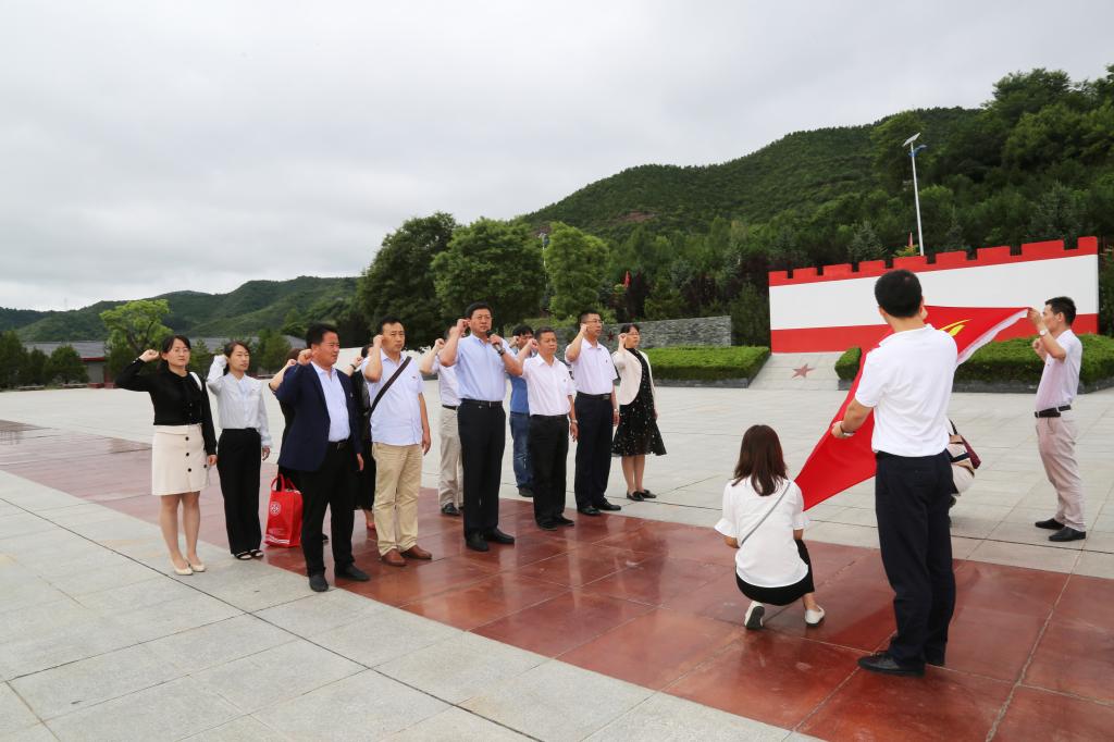 全体党员重温入党誓词