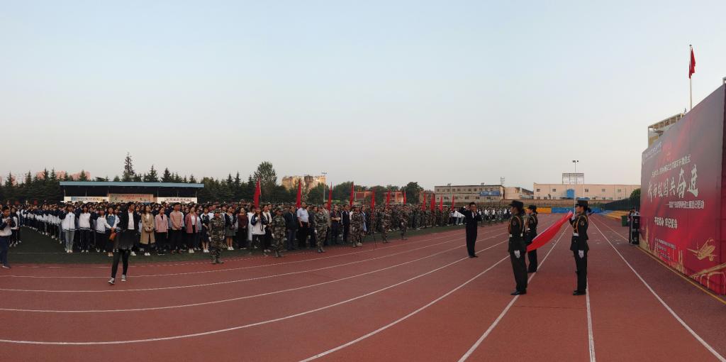 学生代表王聪带领全体成员重温入团誓词