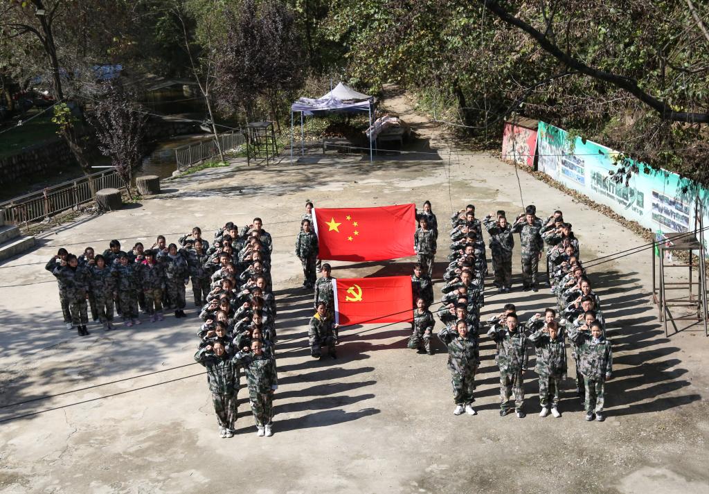 所有共青团员重温入团誓词并同唱《我和我的祖国》