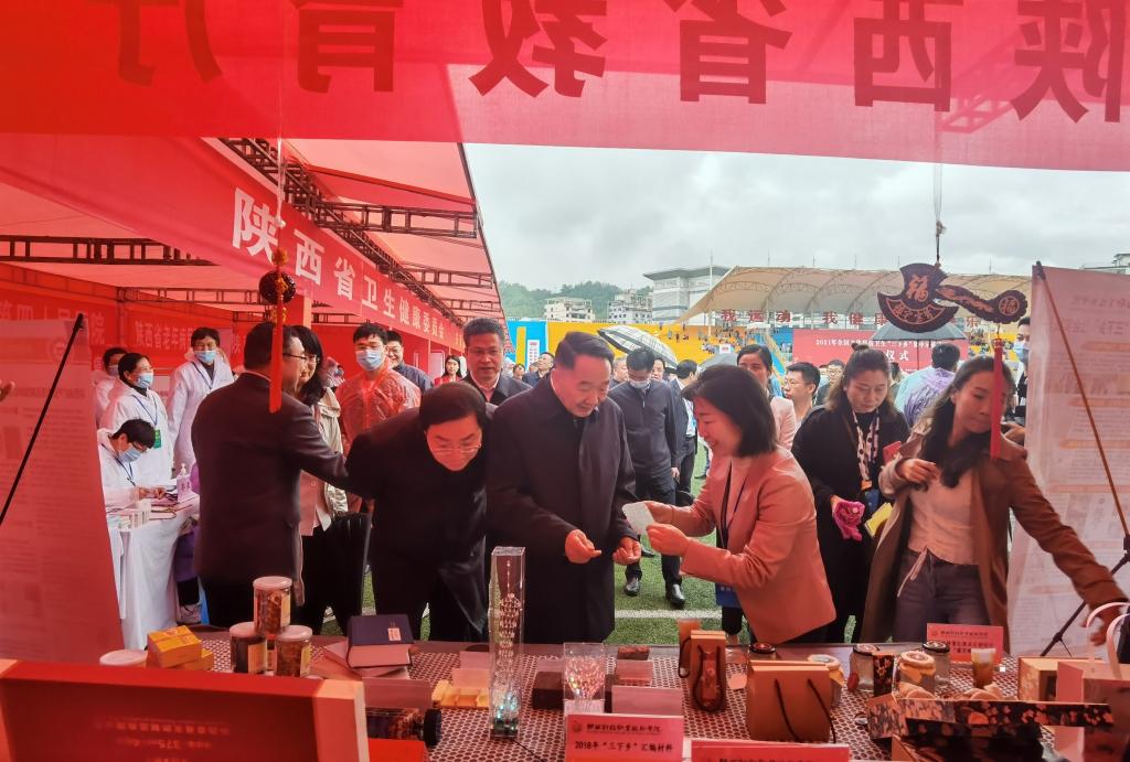 中省领导参观我院展位