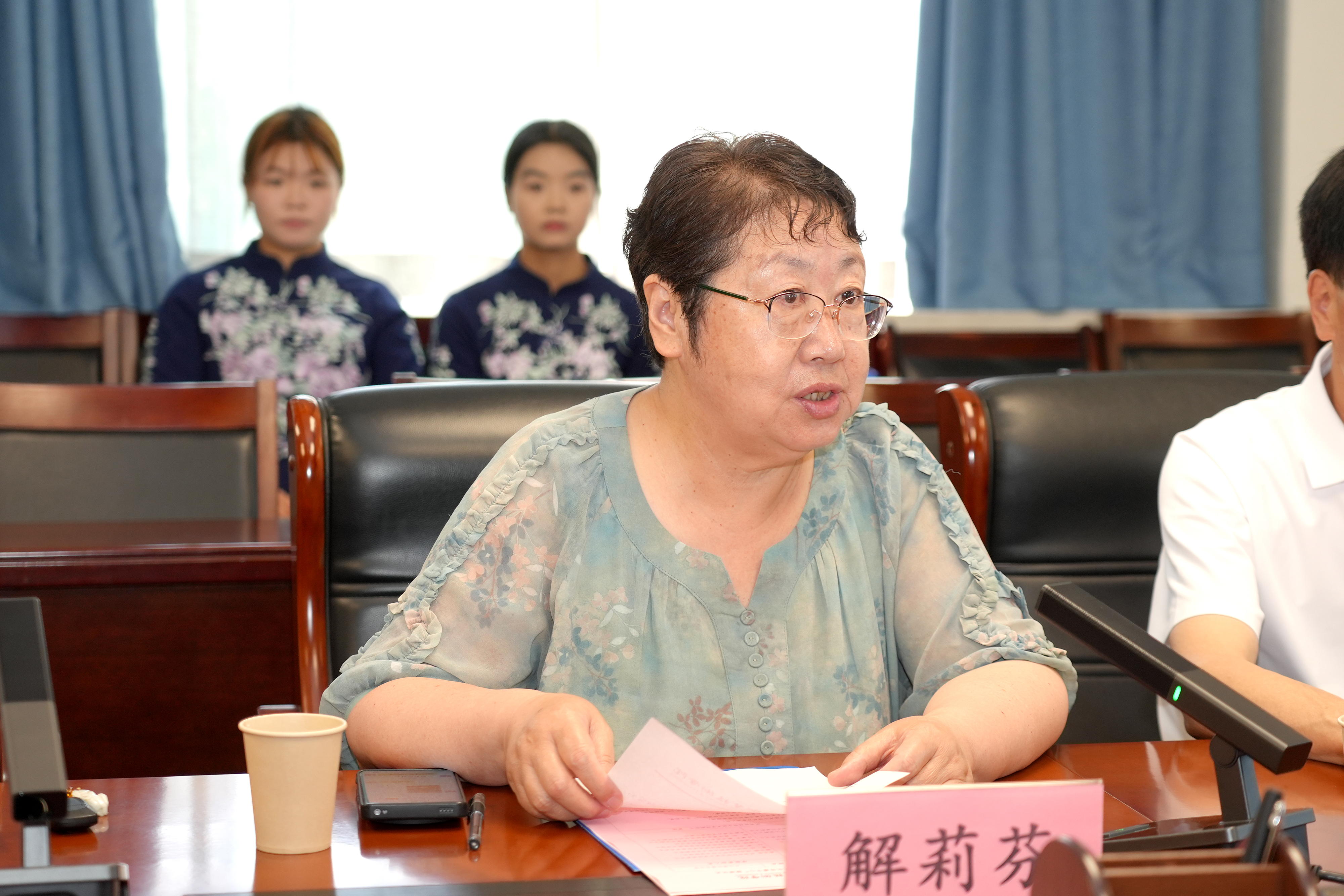 副会长解莉芬宣读“秦商文化传播中心”成立批复 副会长解莉芬宣读“秦商文化传播中心”成立批复