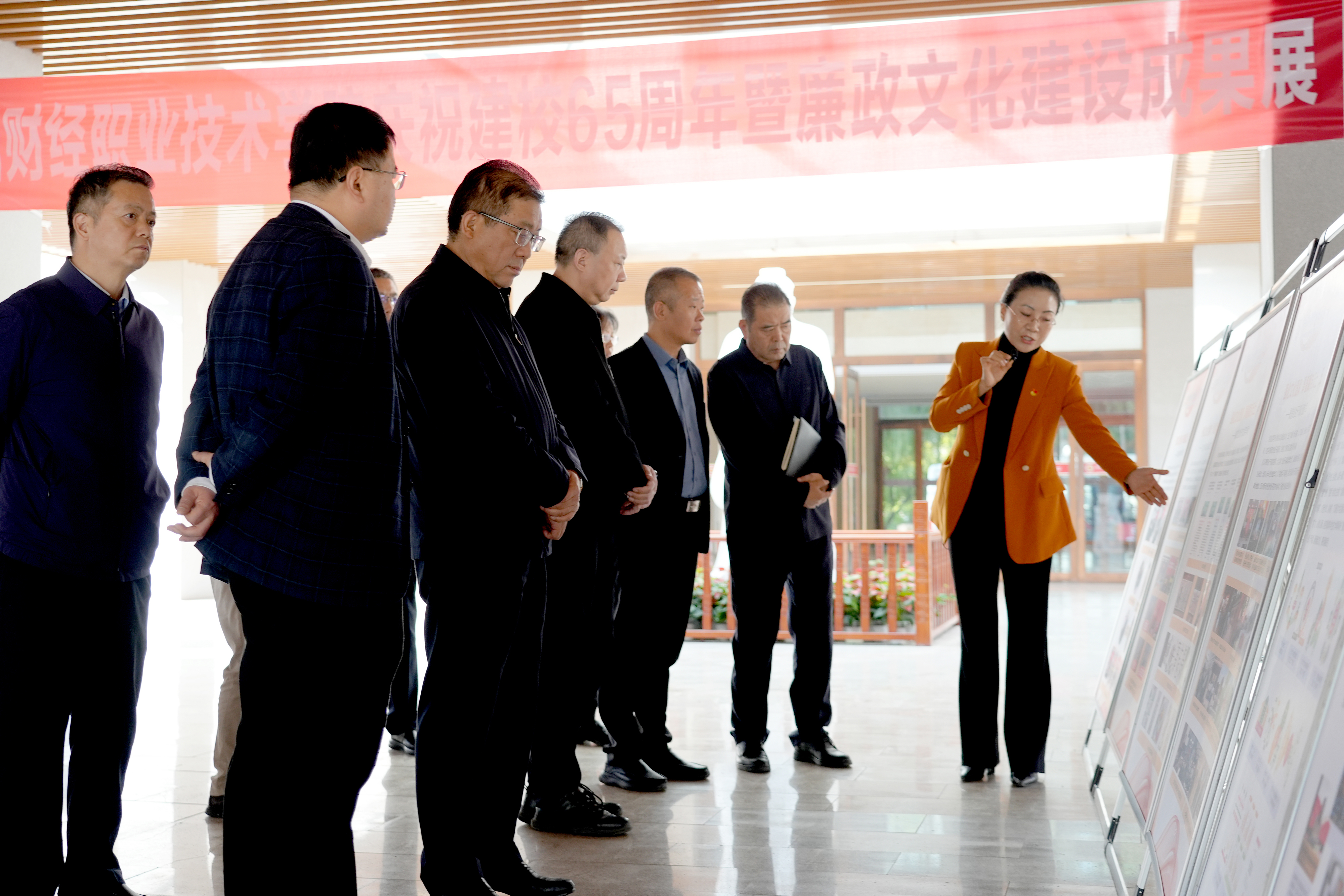 与会领导参观廉政文化建设成果展