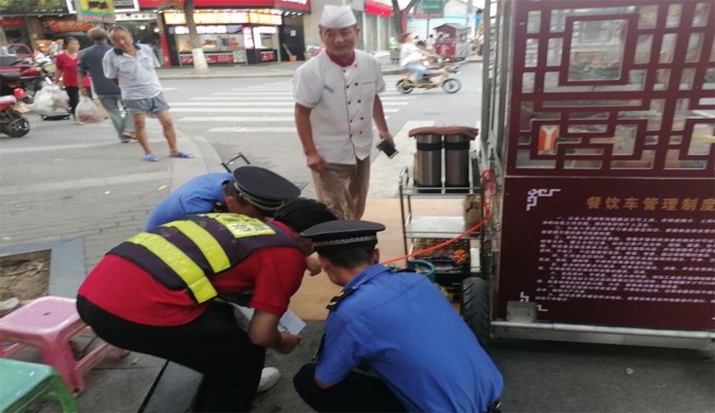 2021三下乡 |“城管小分队”跟随城固县城市建设管理监察队进行室外执法。