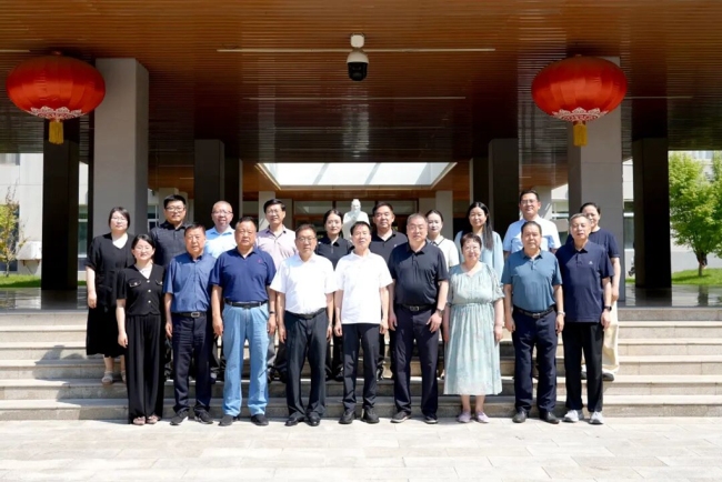 与会人员合影留念