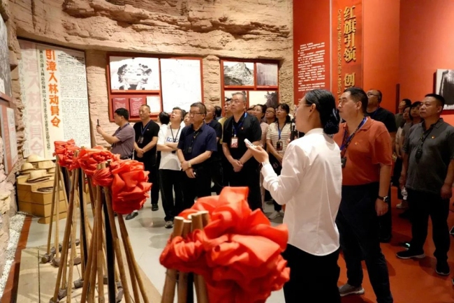 陕财职院组织处科级干部和党务干部赴红旗渠、兰考等地开展专题培训和实践研学