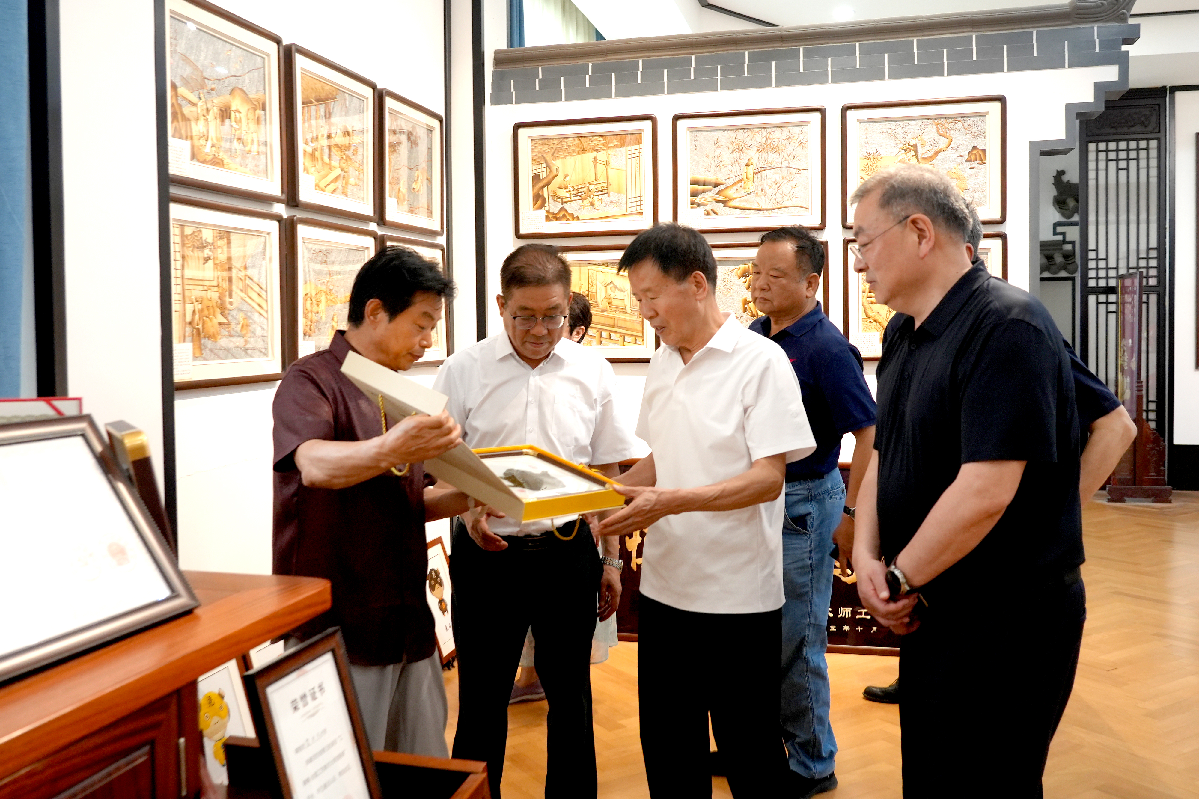 张社年一行实地参观调研贺兴文大师工作室 张社年一行实地参观调研贺兴文大师工作室
