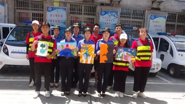 2021三下乡 |“城管小分队”跟随城固县城市建设管理监察队进行室外执法。