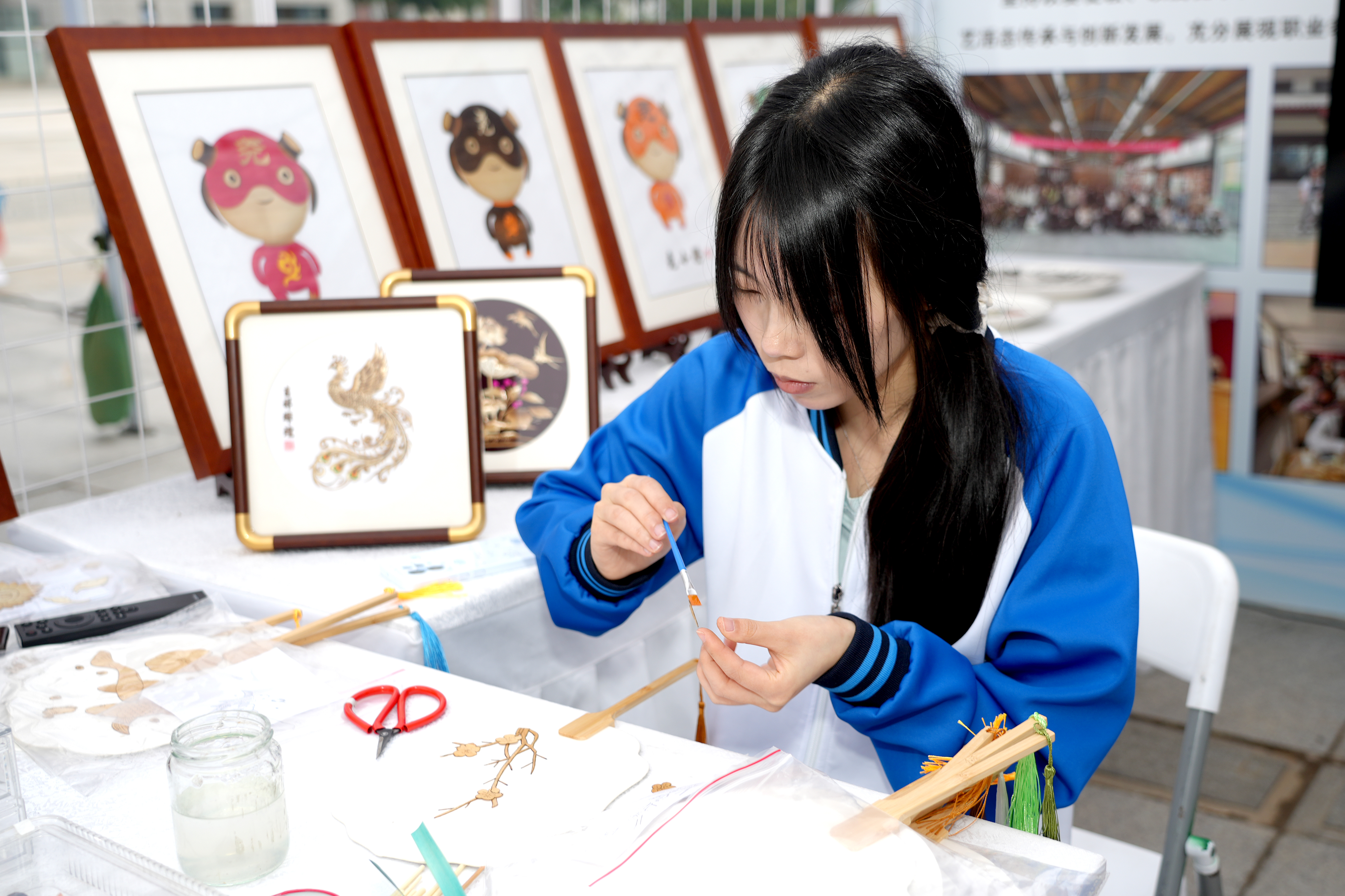 我校学生沉浸式展示麦秆画制作 我校学生沉浸式展示麦秆画制作