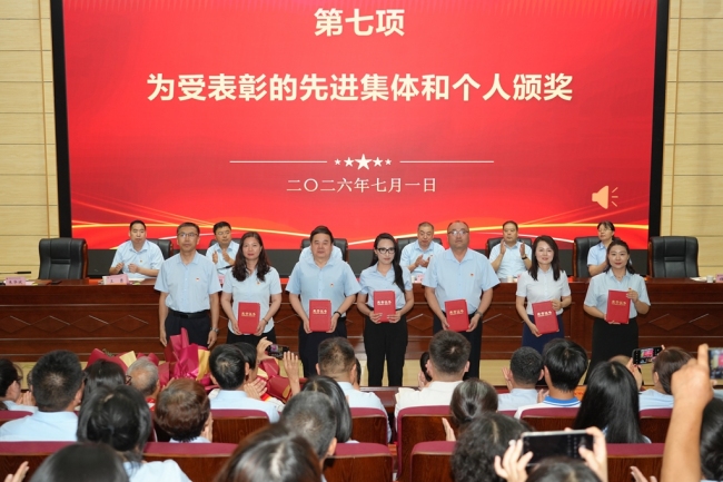 表彰党旗飘扬工程“先锋模范旗”