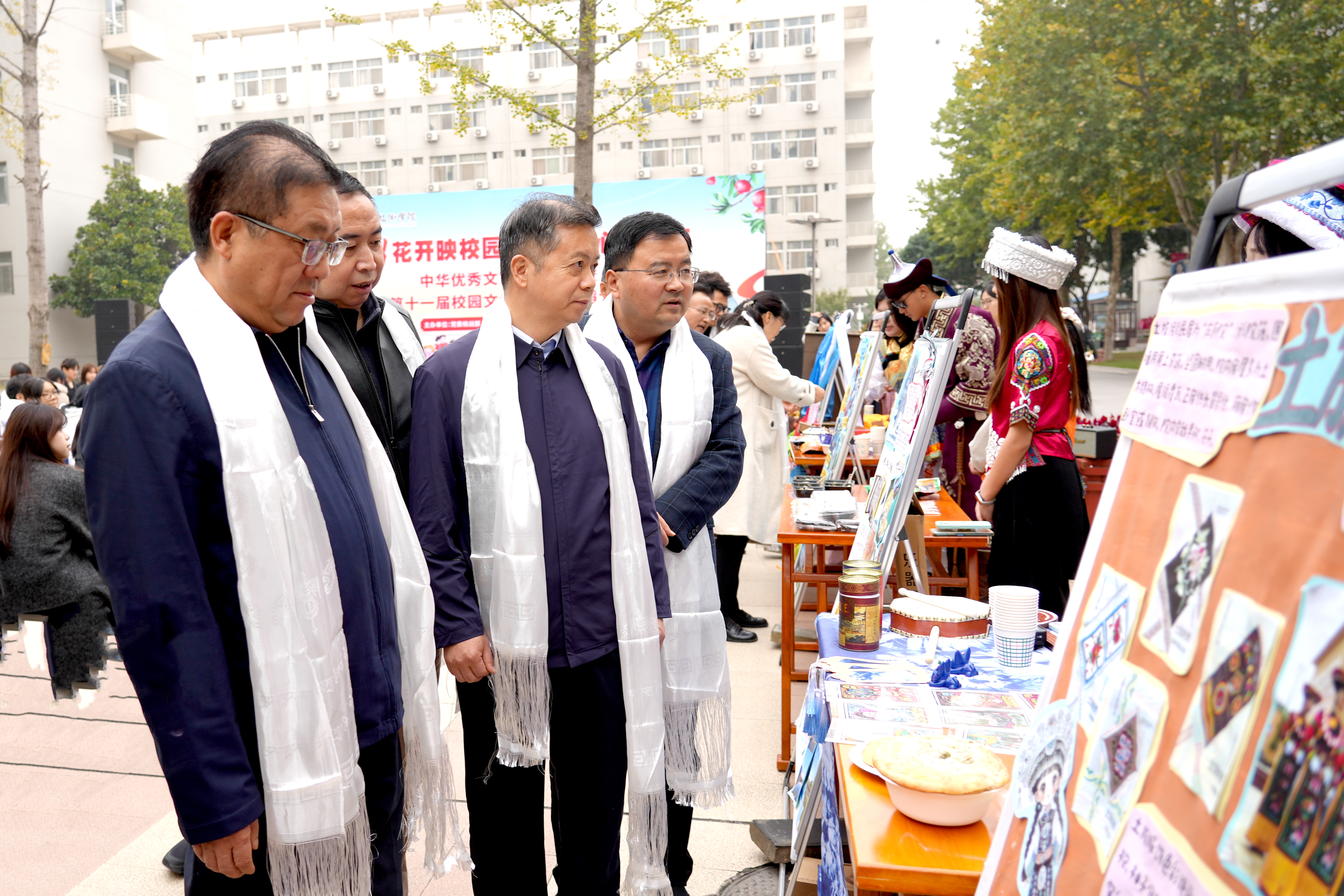 校领导体验民族文化与传统技艺 校领导体验民族文化与传统技艺