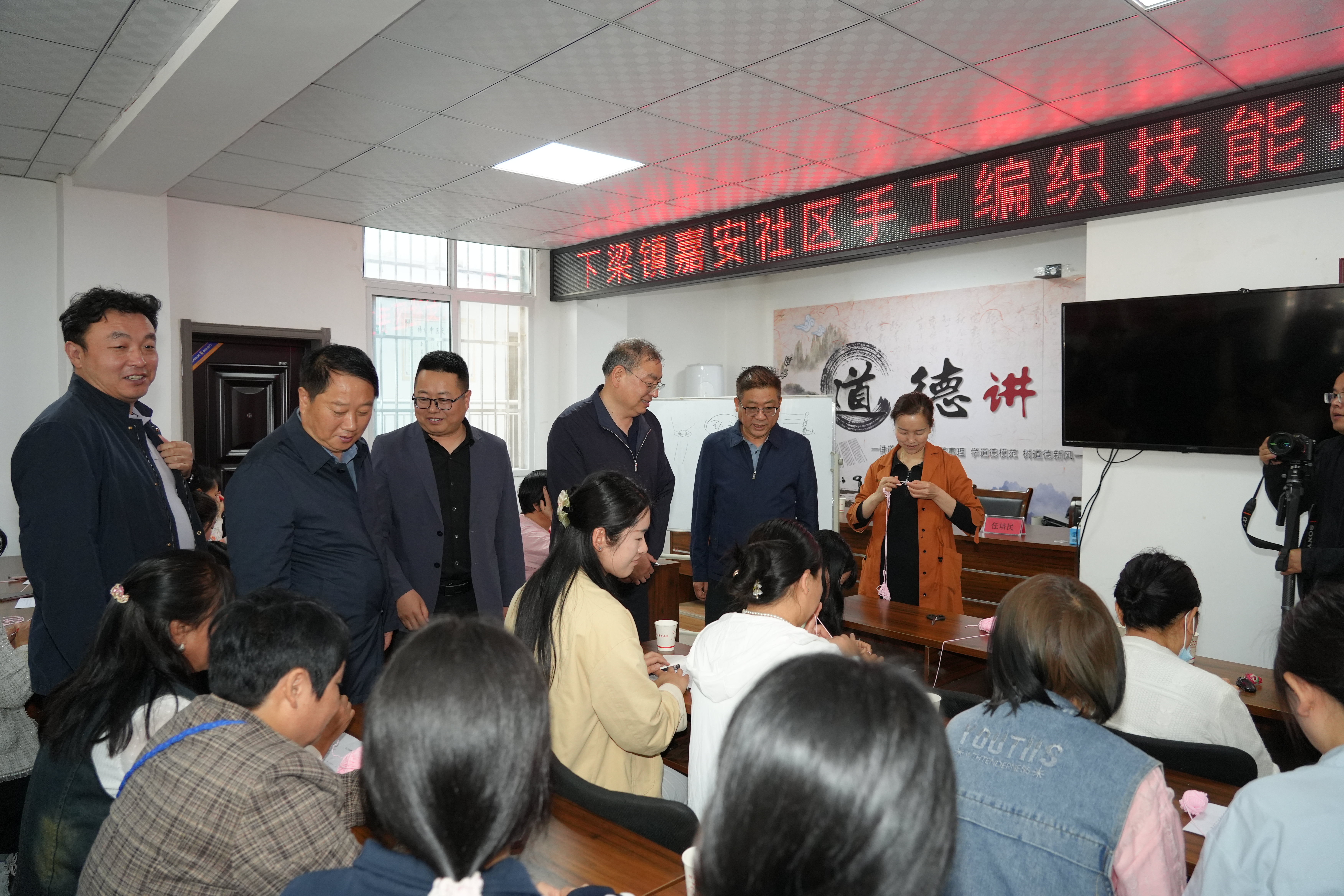 校领导现场指导手工编织现场培训