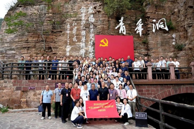 重走修渠路，攀登“水长城”，实地参观“青年洞”