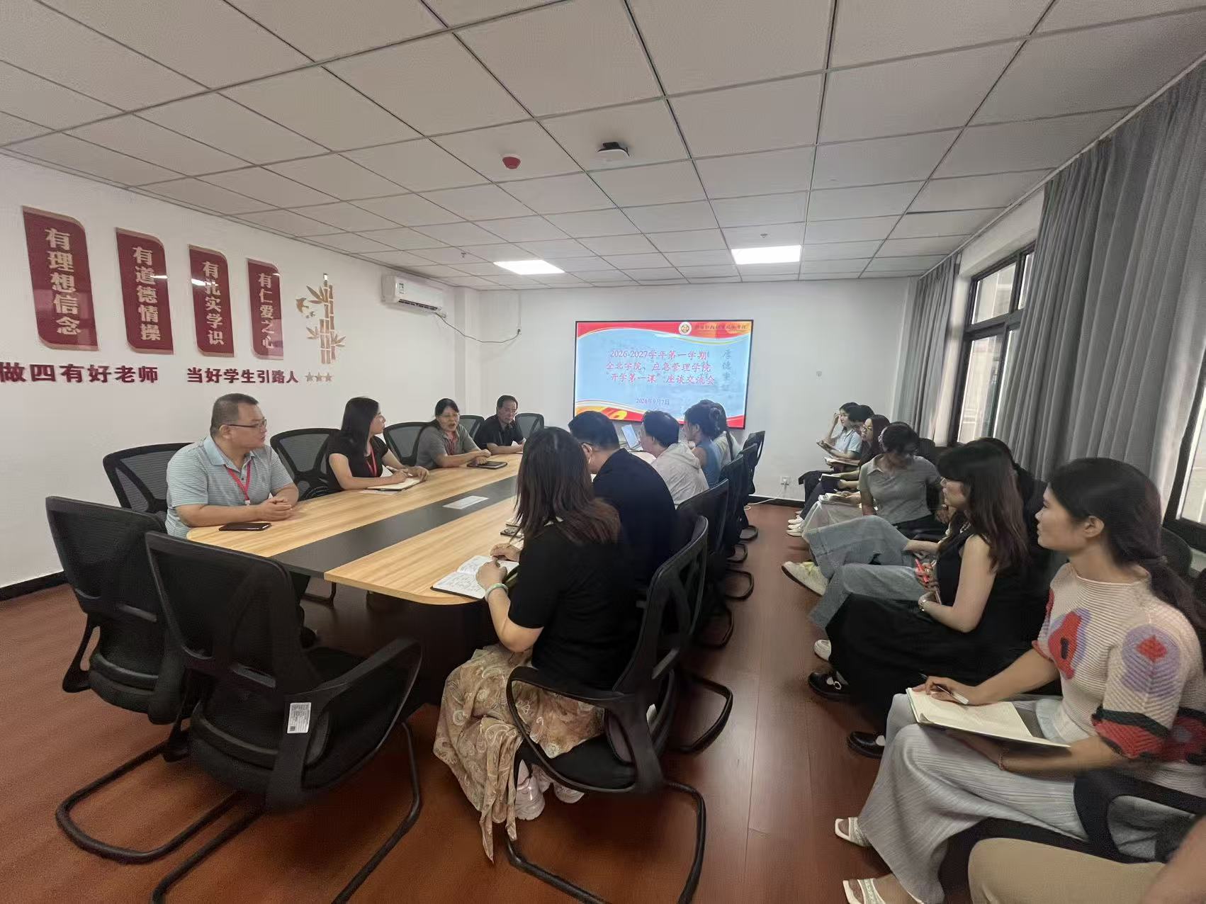 学校班子成员检查指导新学期开学工作