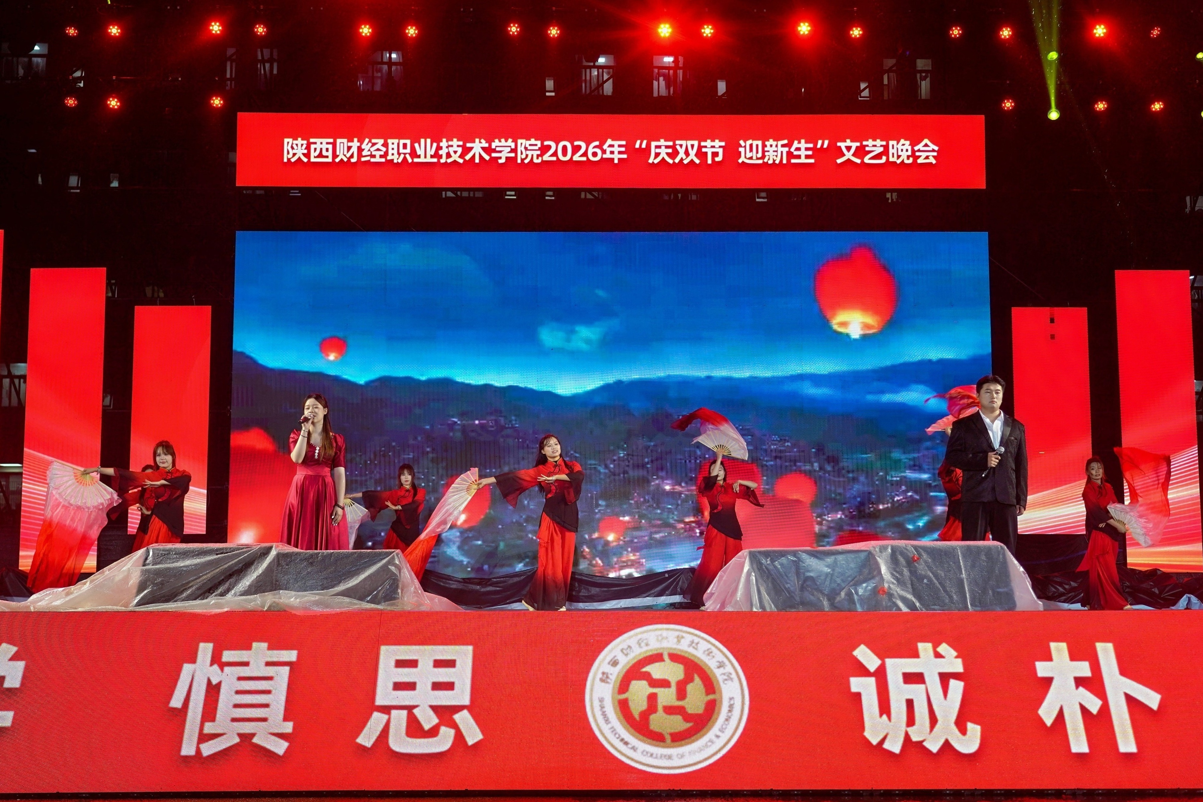 歌伴舞《灯火里的中国》 歌伴舞《灯火里的中国》