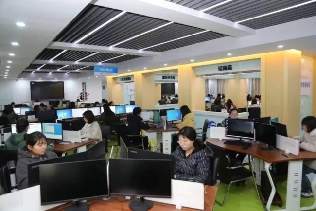 在云财务共享中心，学生处理着合作企业的真实账目