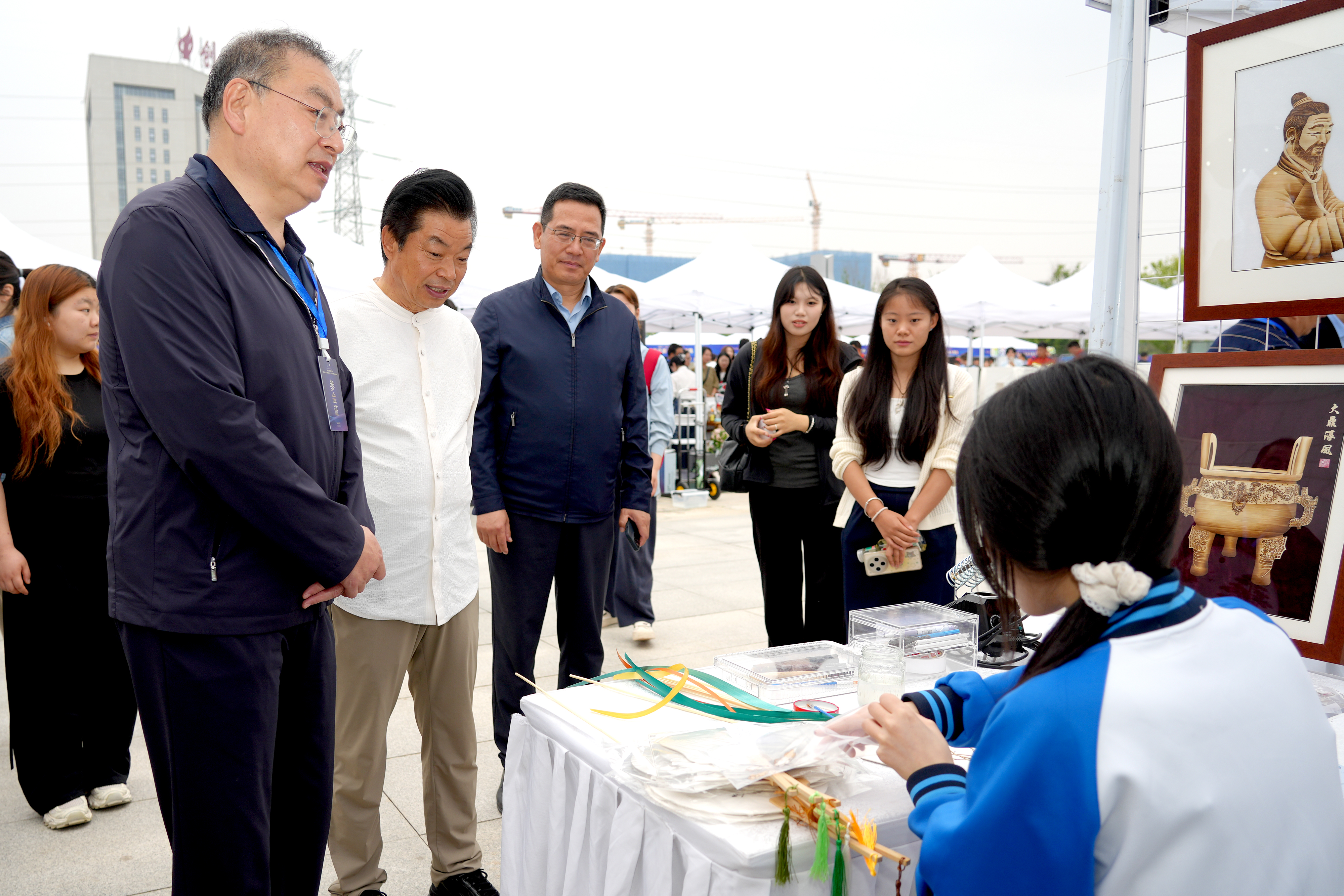 校领导详细了解情况 校领导详细了解情况