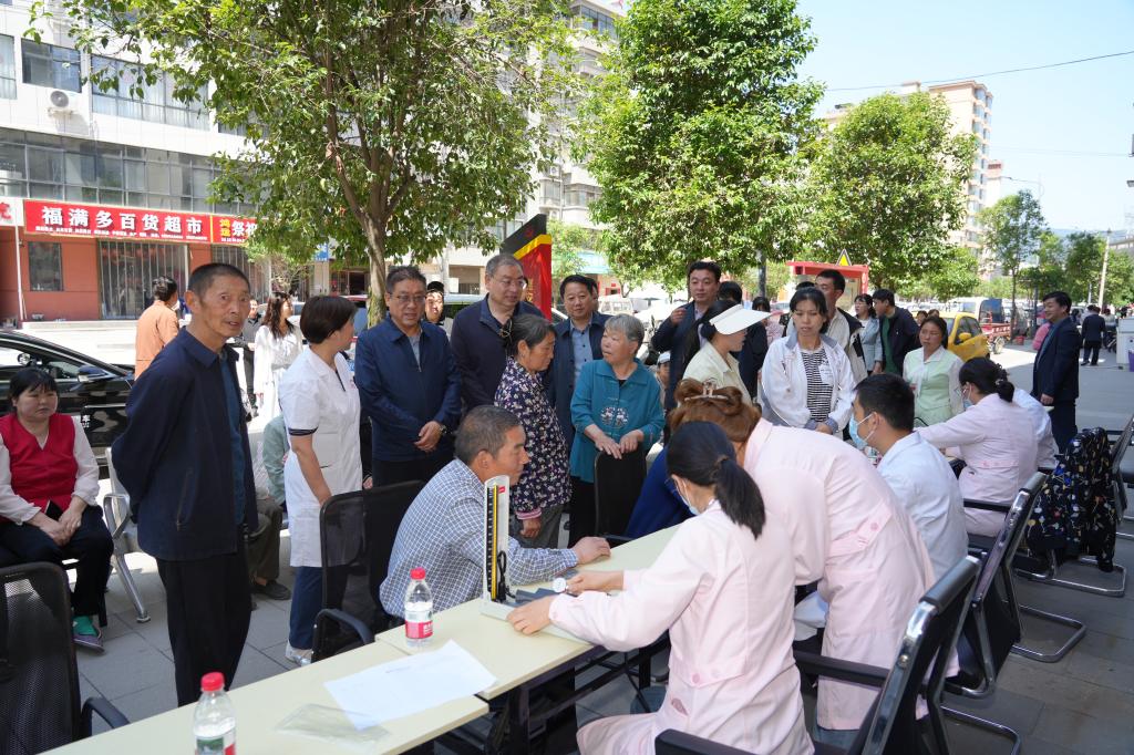 我校医院组织的义诊活动现场