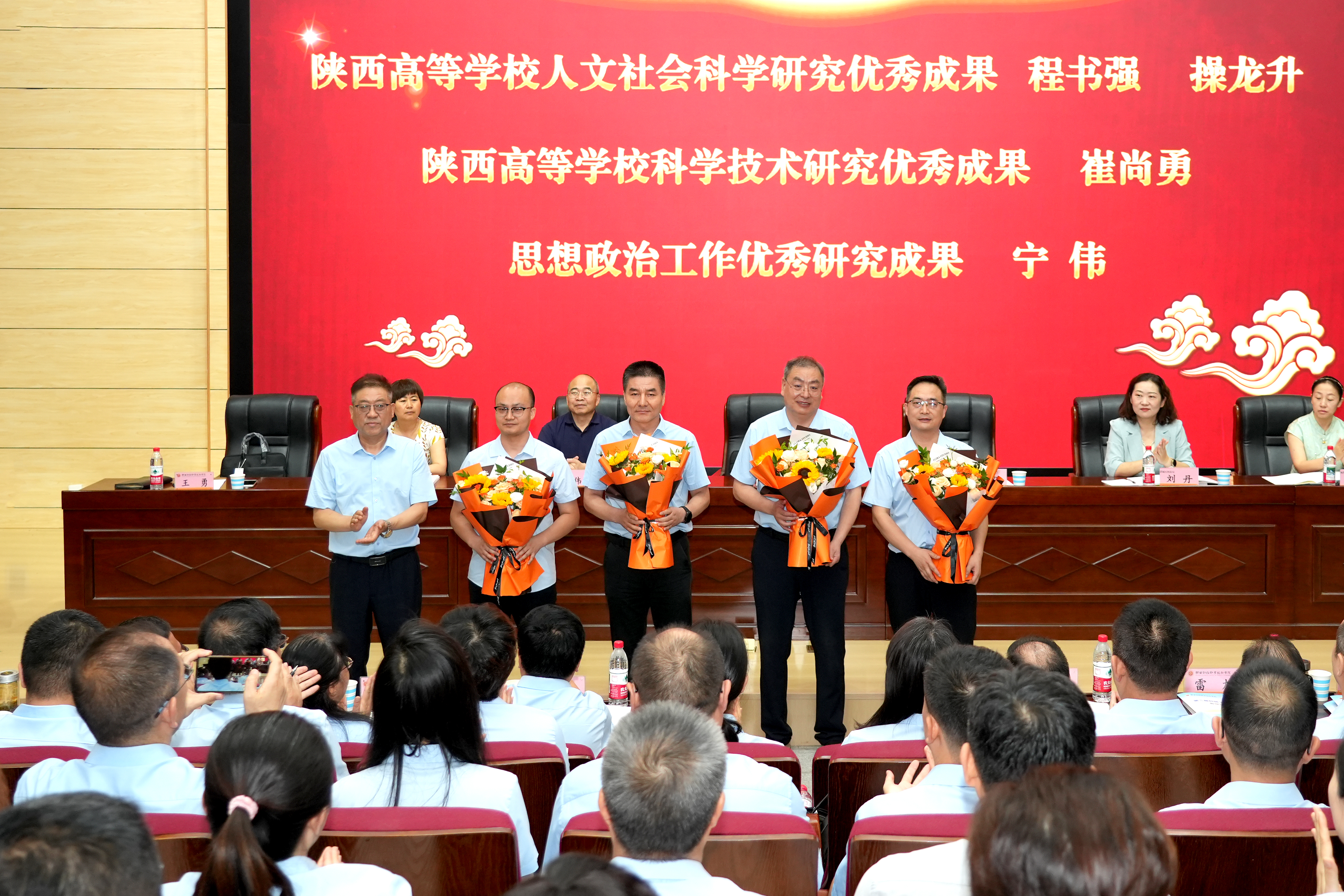 为荣获省级人文社科、科学技术、思政工作优秀科研成果的教师代表献花