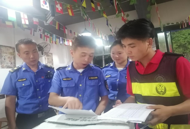 2021三下乡 |“城管小分队”跟随城固县城市建设管理监察队进行室外执法。