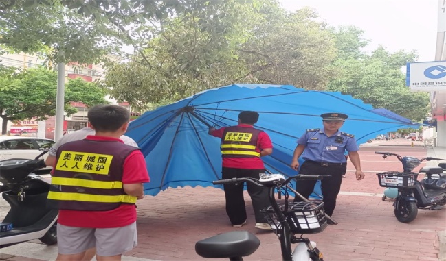 2021三下乡 |“城管小分队”跟随城固县城市建设管理监察队进行室外执法。