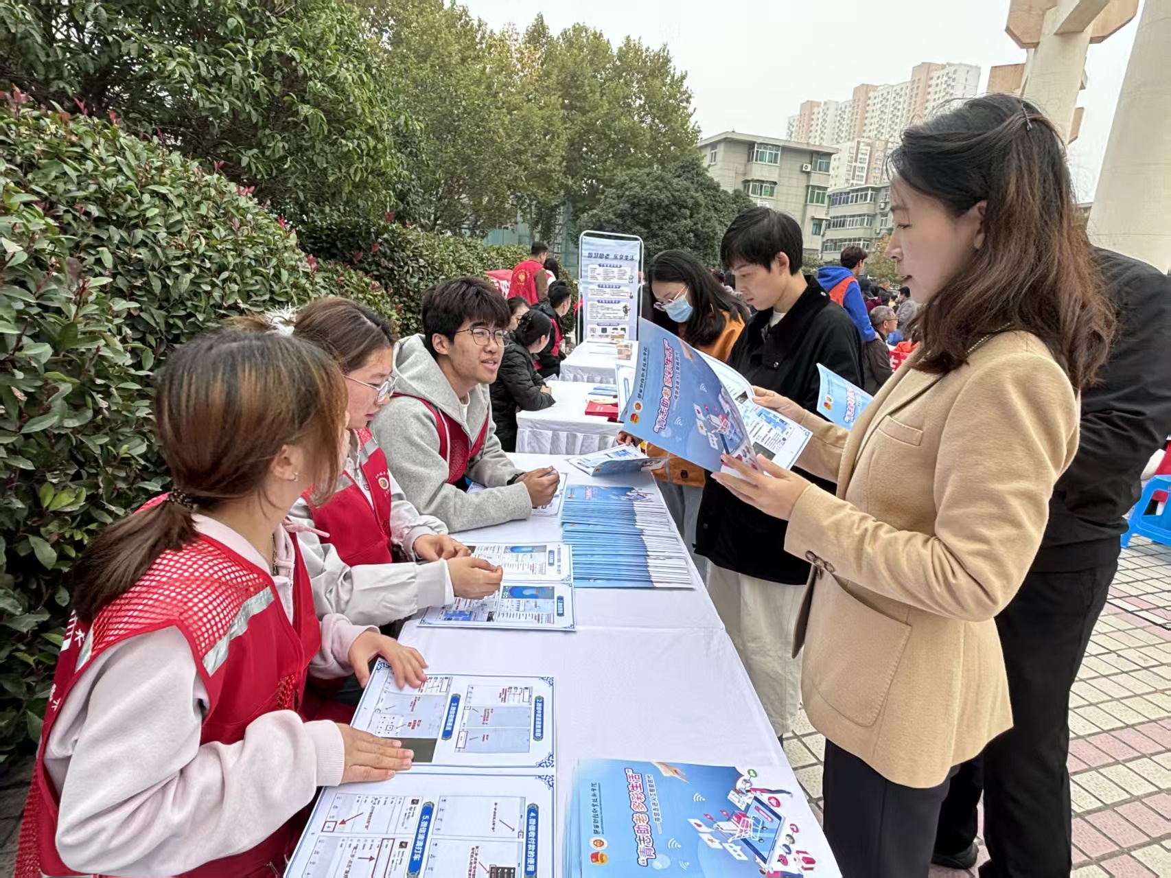 团市委副书记杨熠书慰问我校志愿者 团市委副书记杨熠书慰问我校志愿者