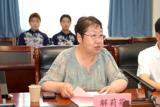 副会长解莉芬宣读“秦商文化传播中心”成立批复