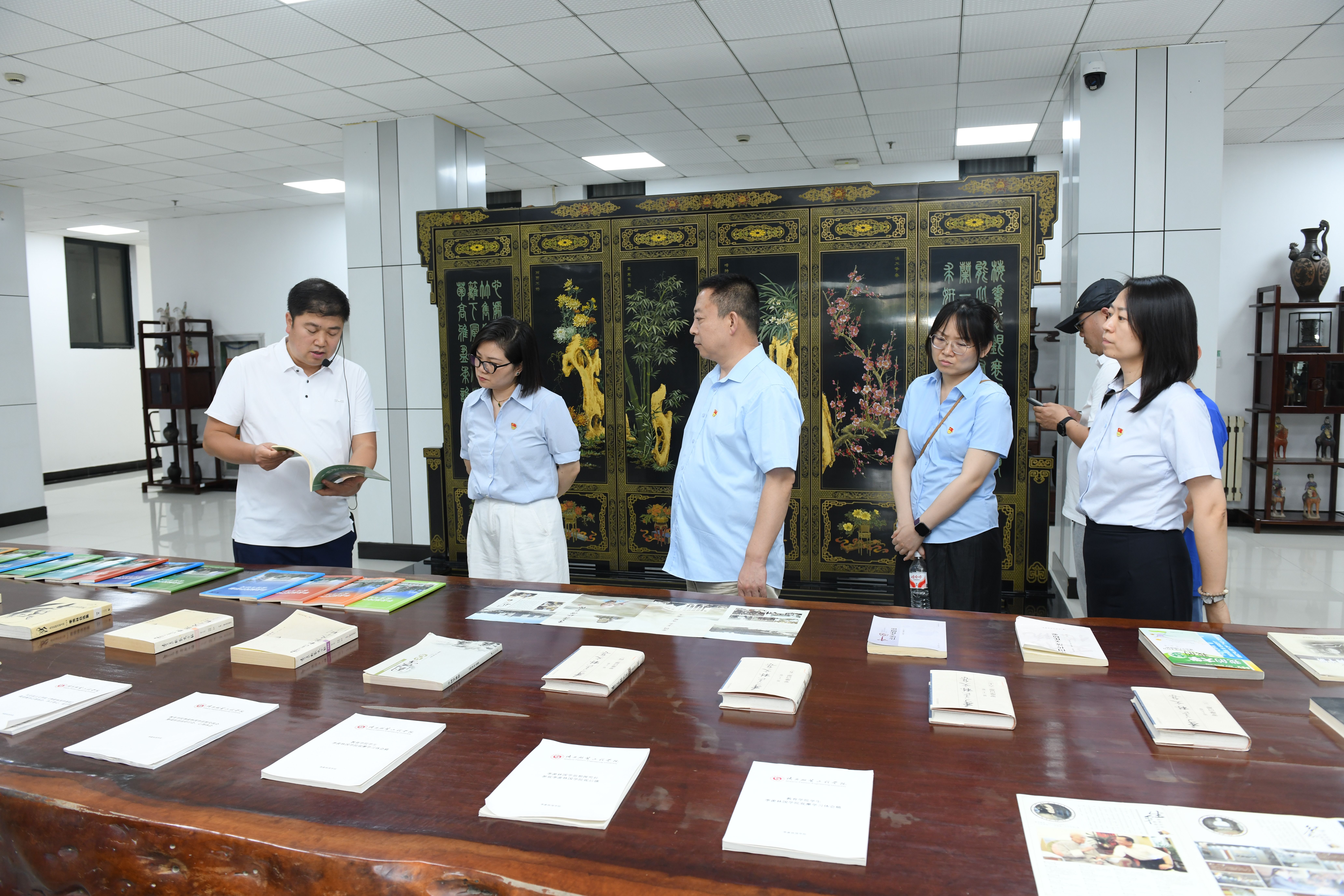 全体人员参观季羡林国学院纪念馆、典藏馆