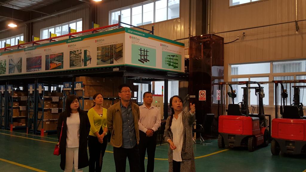 一行人员参观数字物流配送中心