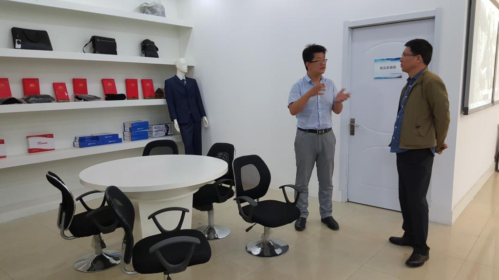 副院长范忠参观跨无界电子商务工作室