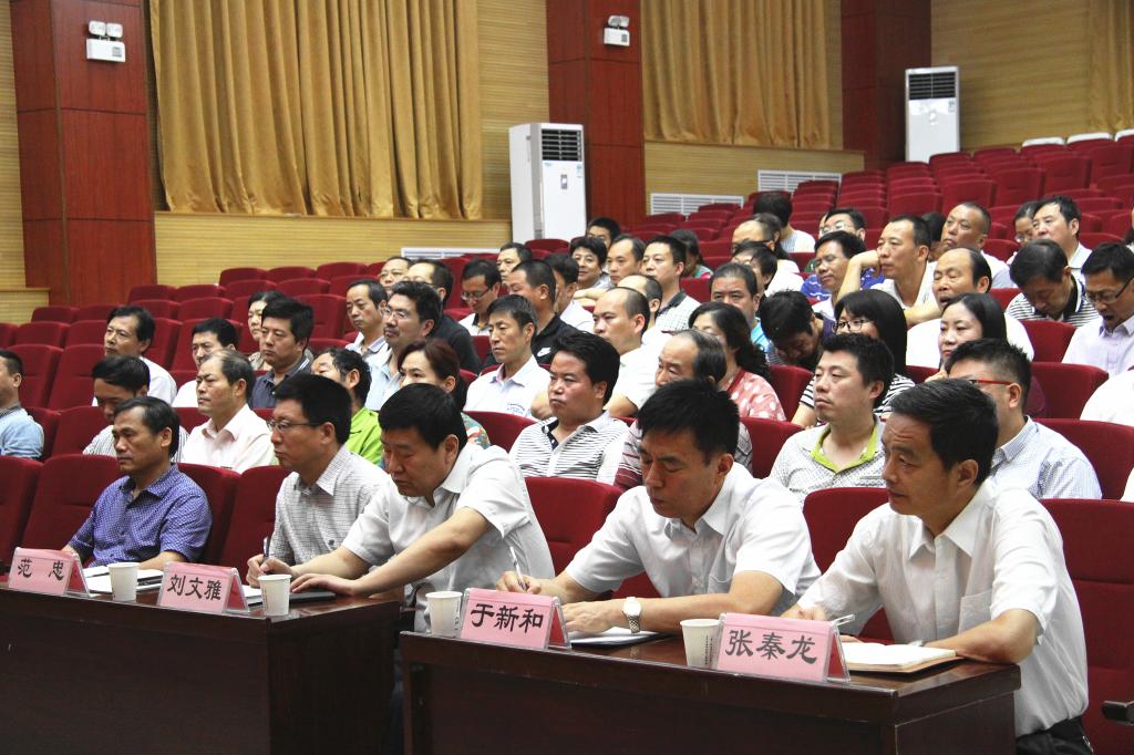 学院党委委员、纪委委员、学术委员会委员、工会委员以及副处级以上干部、副高职称以上专业技术人员等参加会议