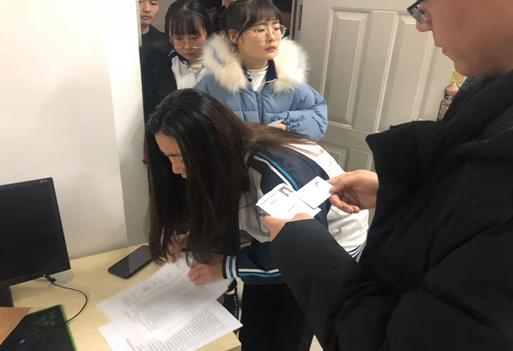 监考人员检查证件