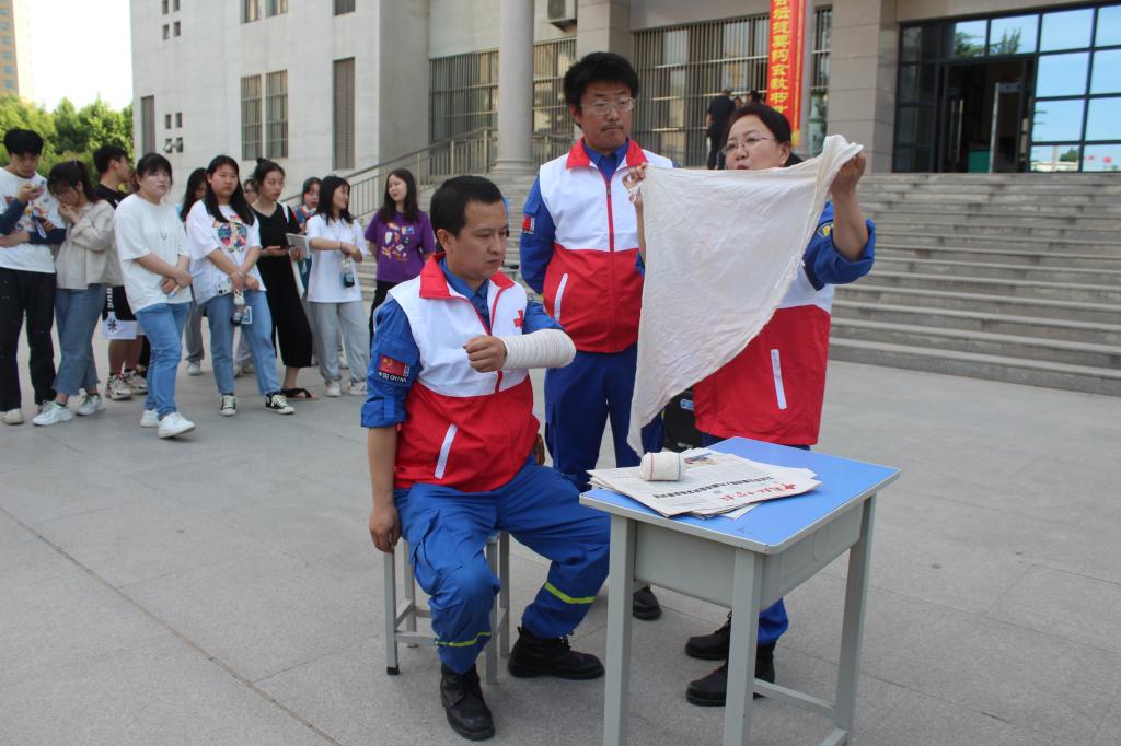 蓝天救援队队员现场演示急救方法