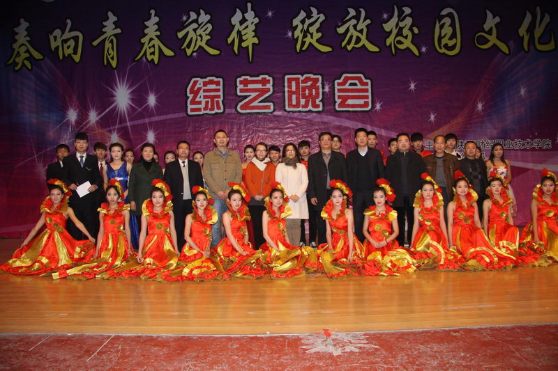 专家组与汇报演出师生合影留念